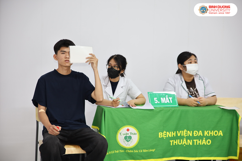 sinh vien k28 kham suc khoe (1)