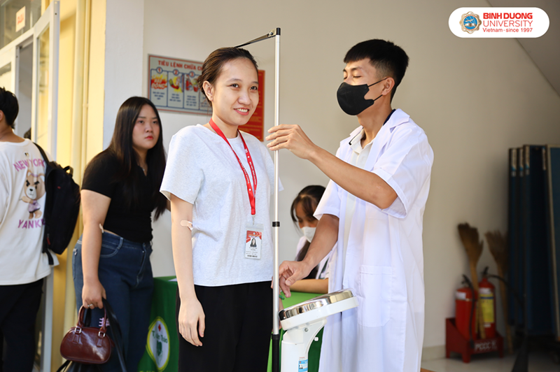 sinh vien kham suc khoe 2